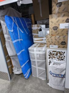 empresa de trasteros con recogida a domicilio guardando muebles