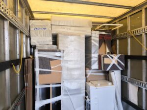 empresa de mudanzas realizando traslado de muebles